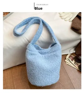 Détail du sac seau bleu en polaire texturée avec bandoulière large et douce