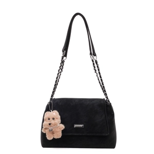 Bolso de hombro negro mate retro con cadena plateada y colgante de osito marrón