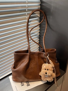 Grand sac cabas en similicuir marron avec longues bandoulières et breloque chien