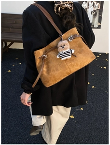 Borsa tote in camoscio marrone con manici in pelle e ciondolo a forma di orsetto