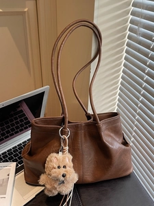 Sac fourre-tout en cuir marron souple avec pendentif chiot pour le style quotidien