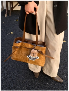 Borsa tote in pelle scamosciata marrone con manici in pelle e ciondolo a cagnolino