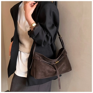 Détail du sac cabas mat marron foncé avec boucle dorée et bandoulière en cuir