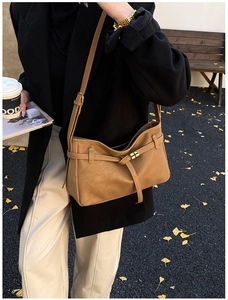 Détail du sac cabas caramel avec boucle dorée et bandoulière de style urbain moderne