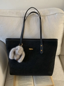 Grand sac cabas en daim noir vintage avec pendentif lapin et détails dorés chic