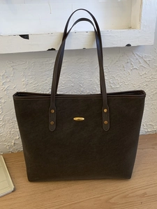 Grand sac cabas rétro en suédine marron foncé avec rivets métalliques et bandoulière
