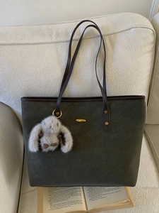 Sac fourre-tout rétro en daim vert olive avec bretelles marron et charm lapin
