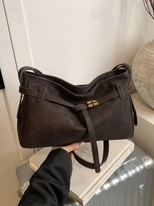 Grand sac cabas marron minimaliste avec fermoir doré vintage et anses en cuir