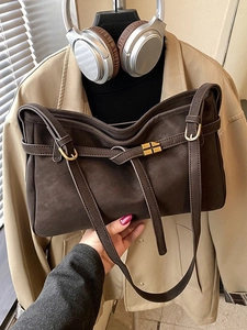 Grand sac cabas marron foncé en daim avec boucle dorée pour les trajets quotidiens