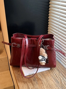 Borsa tote bordeaux minimalista in pelle lucida con fibbia retrò e ciondolo a forma di orso