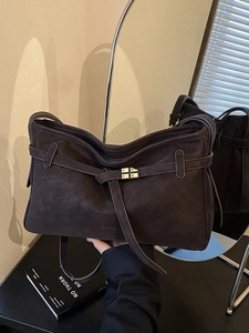Grand sac cabas marron café rétro avec texture mate et boucle métallique dorée pour femmes