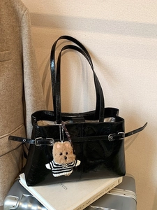 Borsa tote minimalista in pelle verniciata nera a pieghe con ciondolo a forma di orso per ufficio