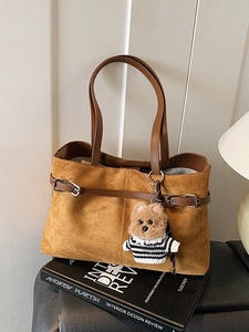 Borsa tote in camoscio marrone con fibbia e ciondolo a orsetto per il pendolare minimalista