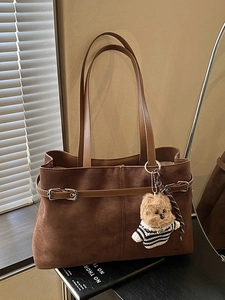 Grande borsa tote in pelle scamosciata marrone scuro con cinturino e ciondolo a orsetto
