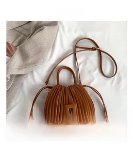 Vue détaillée du sac bandoulière froncé marron avec poignée et boucle décorative