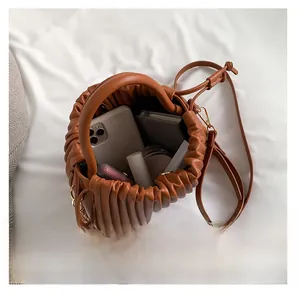 Vue de dessus du sac seau plissé marron montrant sa capacité pour téléphone et maquillage