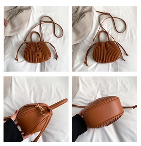 Vues détaillées d'un sac à main plissé marron montrant la texture et le profil latéral