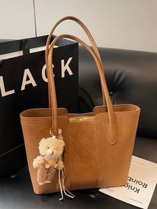 Women Vintage Large Capacity Tote Bag Matte PU Leather Minimalist Shoulder Bag With Plush Bear Pendant For Commuter Fashion