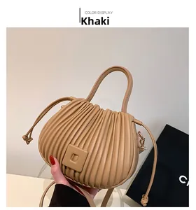 Détail du sac à main plissé kaki avec boucle carrée et bandoulière amovible