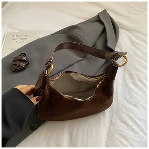 Borsa a mezzaluna retrò in pelle scamosciata marrone scuro con anelli dorati e tracolla
