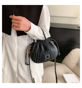 Détail du sac nuage plissé noir avec fermeture à cordon et bandoulière amovible