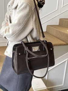 Sac fourre-tout en cuir mat marron foncé avec détails argentés pour femmes