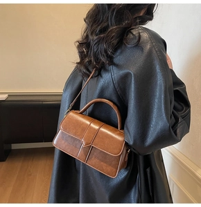 Gros plan d'un sac à main vintage en cuir marron avec des brides décoratives élégantes