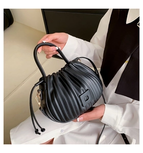 Gros plan du sac nuage noir plissé avec poignée élégante et détails en cuir à cordon