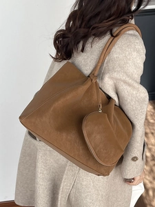 Retro high-capacity caramel tote bag for women with matching pouch for daily commuting