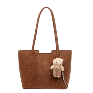 Grande borsa tote retrò marrone da donna con un grazioso ciondolo a forma di orso