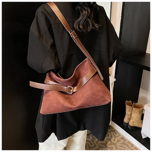 Détail du sac bandoulière en daim caramel avec boucle vintage et sangle en cuir