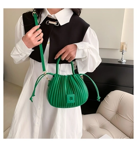 Détail du sac bandoulière vert plissé montrant la texture et les boucles dorées