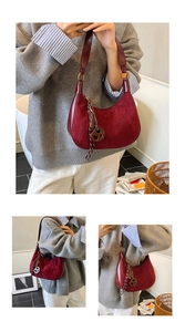 Dettaglio macro della borsa hobo bordeaux scamosciata con ciondolo a nappa decorativo