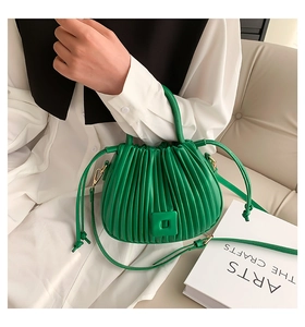 Détail du sac à bandoulière plissé vert en cuir mat avec garniture dorée brillante