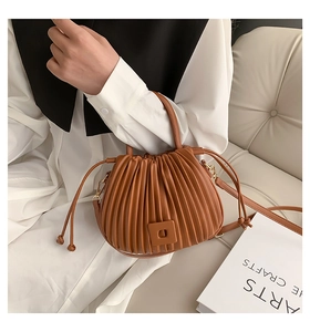 Détail du sac plissé caramel avec cordon de serrage et bandoulière réglable