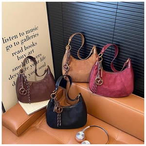 Selezione di quattro borse hobo vintage in pelle scamosciata in caffè, cammello e bordeaux