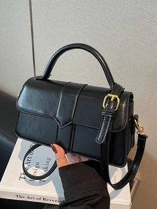 Petit sac à main carré vintage en cuir noir avec boucle dorée et bandoulière réglable