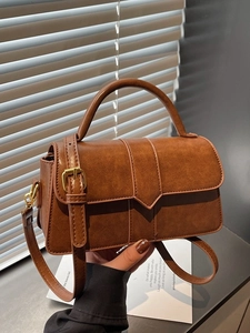 Petit sac vintage marron foncé avec poignée supérieure et finition cuir PU texturé