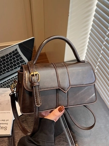 Sac bandoulière vintage marron foncé avec poignée et rabat à motif flèche