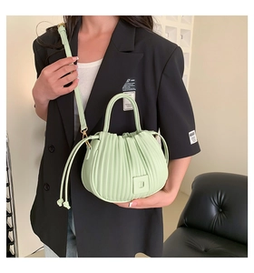 Détail du sac à main plissé vert menthe avec fini mat et poignée supérieure