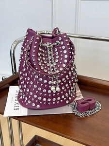 Sac seau violet chic avec clous argentés, strass brillants et cordon de perles