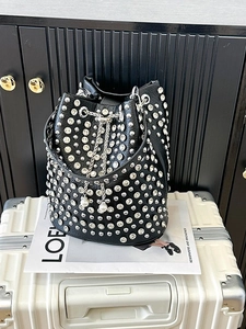 Sac seau noir tendance avec strass cloutés et détails de cordon de serrage en perles