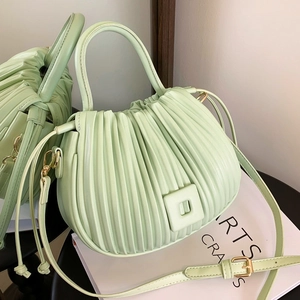 Sac à main plissé vert clair élégant avec poignée ronde et bandoulière réglable