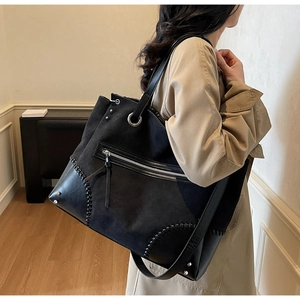 Dettagli della borsa vintage con cuciture a contrasto, rivetti argento e anelli in metallo
