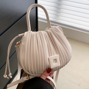 Sac à main plissé blanc cassé chic avec poignée et bandoulière réglable pour femme