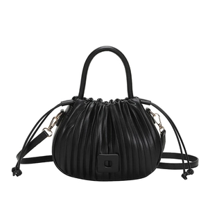 Sac à main plissé noir tendance avec poignée ronde et boucle en métal doré chic