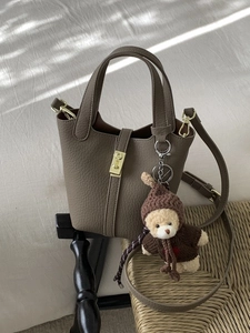 Women Minimalist Litchi Pattern PU Leather Bucket Bag With Teddy Bear Pendant Gold Lock Crossbody Shoulder Bag Handbag