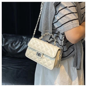 Détail du sac bandoulière matelassé crème avec poignée chaîne et fermoir à verrouillage