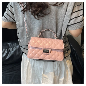 Détail du sac en cuir PU matelassé rose avec fermoir rotatif argenté et bandoulière