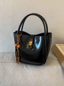 Sac seau vintage en daim noir avec pendentif en perles de bois et boucle dorée